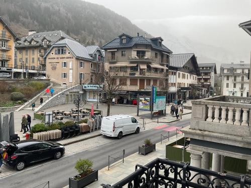 圣热尔韦莱班Chambre centre Saint-Gervais Mont-Blanc的把汽车停在街道上的城市