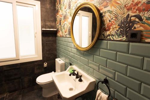 奥维多Green Hostel Oviedo的一间带水槽和镜子的浴室