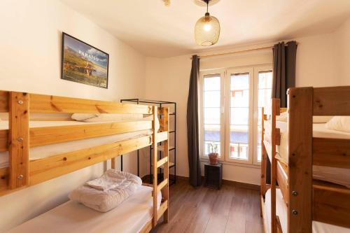 奥维多Green Hostel Oviedo的客房设有三张双层床和一扇窗户。