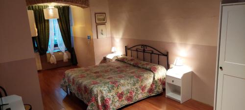 佛罗伦萨美第奇酒店的卧室配有一张床,墙上有两盏灯