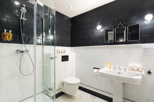 里昂快乐文化思尔可酒店的带淋浴、卫生间和盥洗盆的浴室