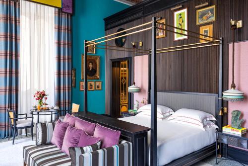 罗马Palazzo Roma - The Leading Hotels of the World的一间卧室配有一张天蓬床和一张桌子