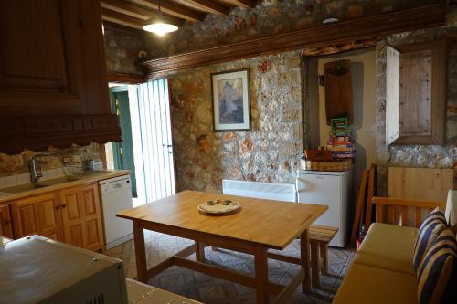 斯基罗斯岛SKYROS REFUGE的一间厨房,内设一张木桌