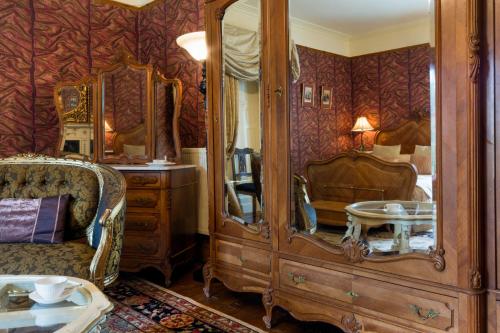莫尔德Harrisons Hall Bed & Breakfast的一间卧室配有带镜子的大型木制橱柜