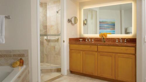 纽波特海滩The Exclusive Marriott's Newport Coast Villas的一间带水槽、淋浴和镜子的浴室