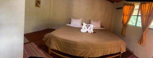 SahuayacuRefugio de Mery Lucmabamba的一间卧室,床上有白色的鞋