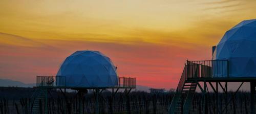 Varts'ikheChateau Vartsikhe的两个圆顶天文台,背景是日落