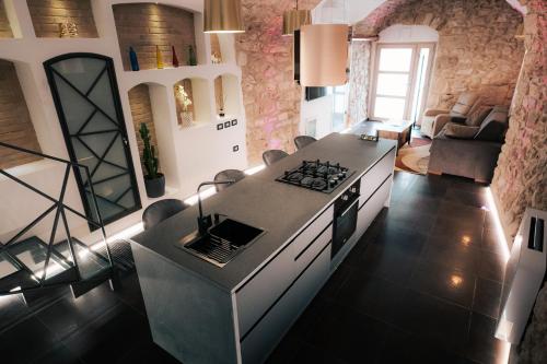 伊塞尔尼亚Bellavista bedroom的客房内的厨房配有炉灶烤箱