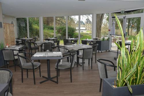 阿尔邦澳尔滨高尔夫贝斯特韦斯特酒店的餐厅设有桌椅和窗户。