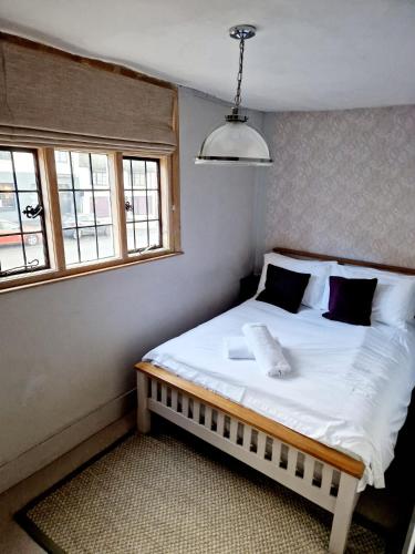 伊夫舍姆The Royal Oak的卧室配有白色床和2扇窗户
