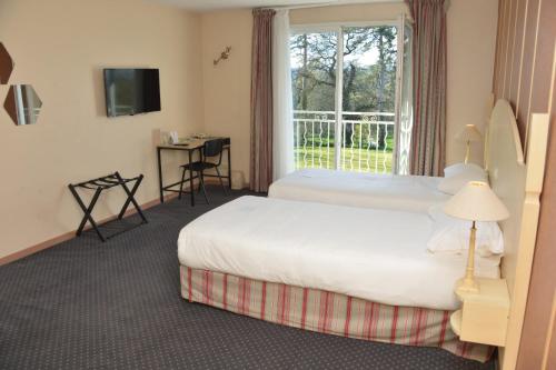阿尔邦澳尔滨高尔夫贝斯特韦斯特酒店的酒店客房设有床和窗户。