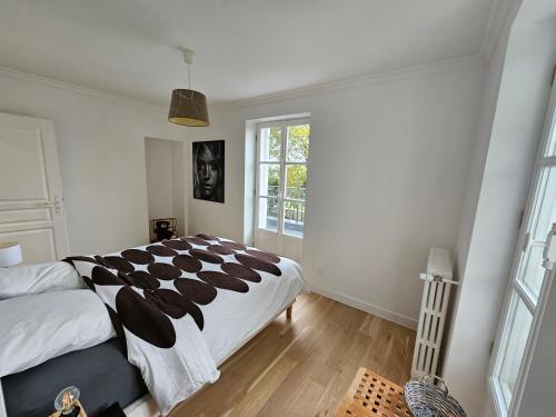 BrunoyLa maison élégante, chambre proche gare et centre de Brunoy的一间卧室设有一张大床和一个窗户。