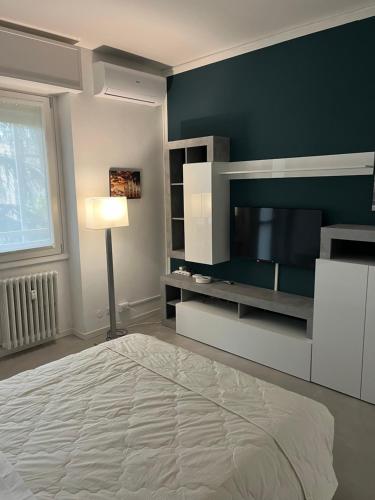 米兰Travelounge Milano San Siro的客厅配有大床和平面电视。