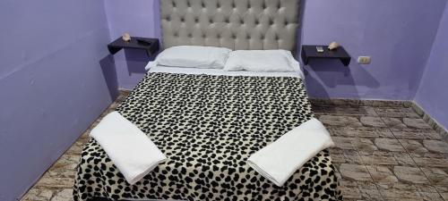 卡塔马卡El Toro的一张带黑白床单的床