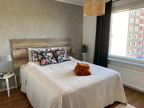 图尔库Private apartment near Ruissalo, Castle, Harbour - AC, Free parking的一间卧室配有一张大床和木制床头板