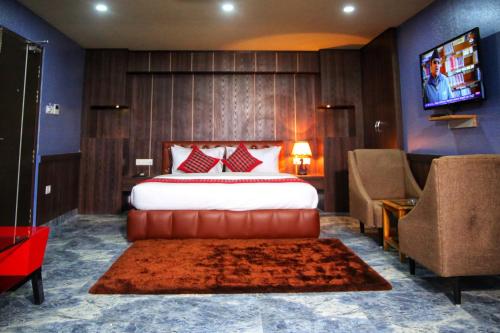 尼泊尔根杰Khanal Hotel的酒店客房,配有床和电视