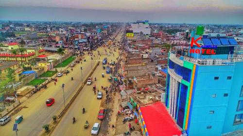 尼泊尔根杰Khanal Hotel的城市繁忙街道的上方景色