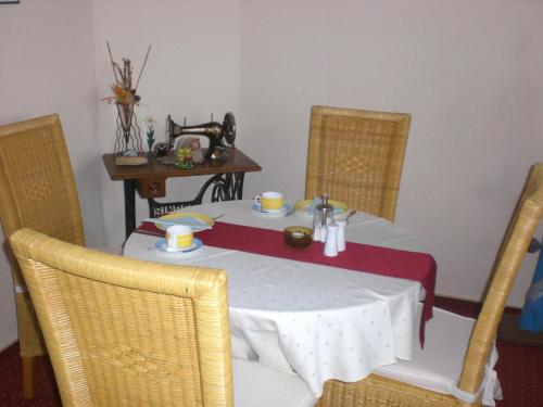 萨斯尼茨索菲娅别墅酒店的一张桌子和椅子,配有一张白色的桌子和一张桌子