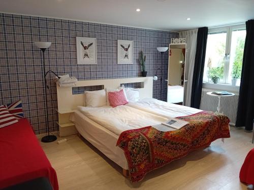 Härryda兰德维特民宿的卧室配有一张带粉红色枕头的大床