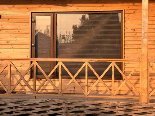 贾姆穆Yellow Pine Luxury Cottage的小屋前方的木栏杆