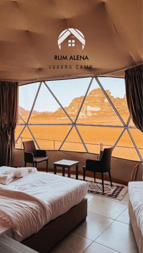 瓦迪拉姆RUM ALIENA LUXURY CAMP的客房设有床、椅子和窗户。