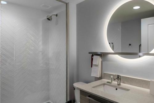 切斯特菲尔德TownePlace Suites by Marriott Chesterfield的带淋浴、盥洗盆和镜子的浴室
