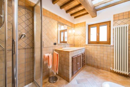 阿夸拉尼亚Casetta in Pietra的一间带水槽和淋浴的浴室