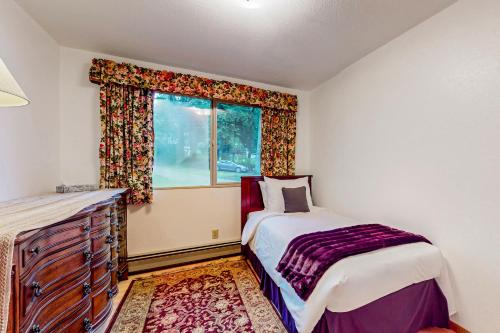 伍丁维尔Pacific Prairie的一间卧室设有一张床和一个窗口