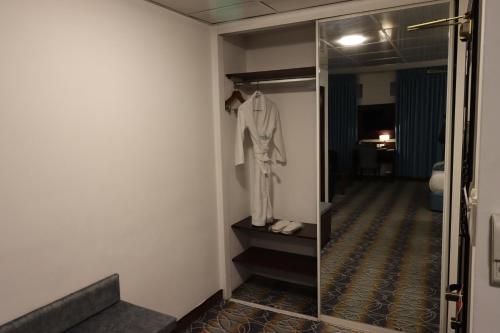 安曼拉尔萨酒店的玻璃门的房间里设有步入式淋浴间