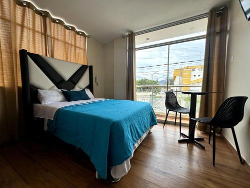 卡哈马卡Las Condes II的一间卧室配有一张床、一张桌子和一个窗户。
