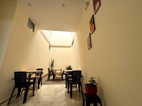 卡哈马卡Las Condes II的一间带桌椅的用餐室和窗户。