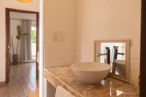 恩卡纳西翁Habitación con amplia terraza en Encarnacion的一间带碗水槽和镜子的浴室