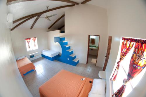 El LimónSurf Sanctuary的一间房子里配有沙发和一张床的房间