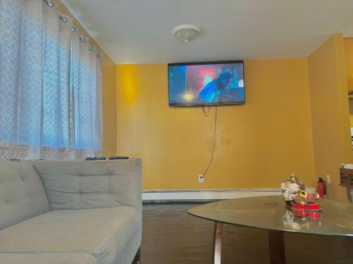 ArverneA little piece of home的客厅配有沙发和墙上的电视