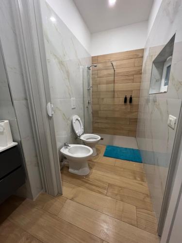 马里利亚诺Da Lello: Luxury Loft strategico的一间带卫生间和淋浴的浴室