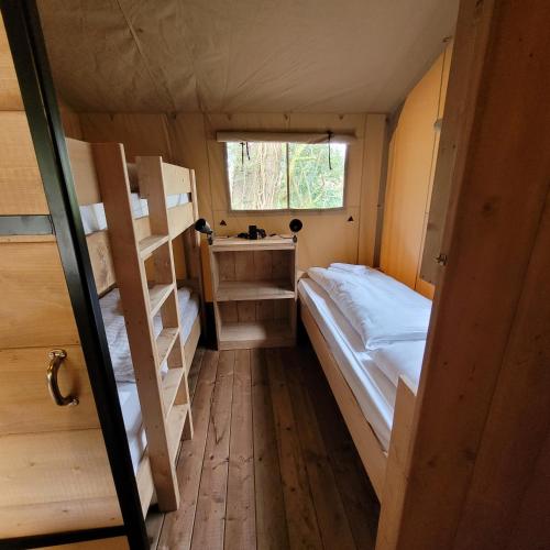 雷讷瑟Heated & brand new Forestlodge的小房间设有两张双层床和窗户