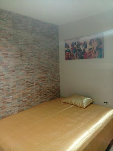 墨西卡利Estudio Comodo y Tranquilo的砖墙房间的一个床位