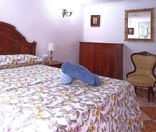 塞维利亚El Azahar的卧室床上的蓝色填充物动物