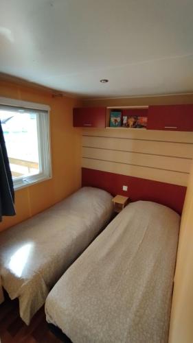 BoofzheimCharmant Mobil Home 6 personnes avec clim réversible的小型客房 - 带2张床和窗户
