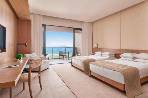 三亚三亚艾迪逊酒店的酒店客房设有两张床,享有海景。