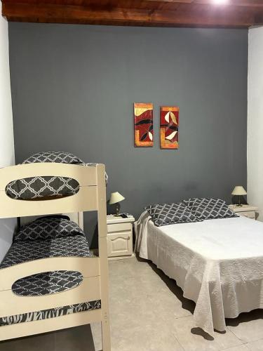 特尔马斯德里奥翁多Cabañas Autodromo的一间卧室配有两张床和一张双层床。