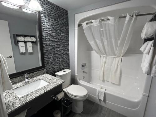 利明顿利明顿品质酒店的浴室配有卫生间、盥洗盆和淋浴。