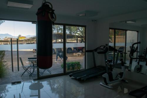 卡拉马Calama: Tranquilidad Urbana的客房设有带大窗户的健身房。