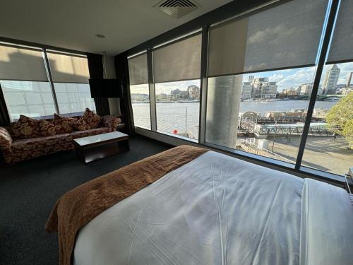 伦敦拉法耶尔酒店&SPA的一间卧室配有一张床,享有水景