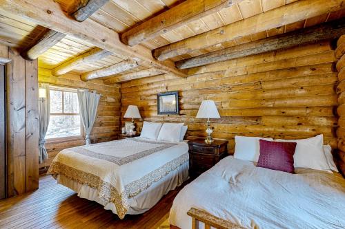 杰克逊Hiker's Hideaway的小木屋内一间卧室,配有两张床