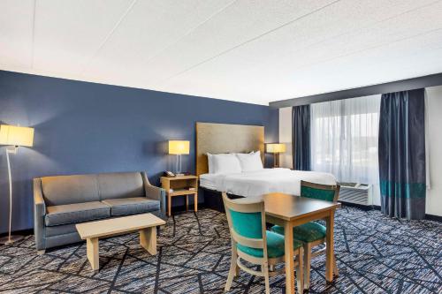 约克维斯盖特贝斯特韦斯特酒店的酒店客房带一张床、一张桌子和椅子