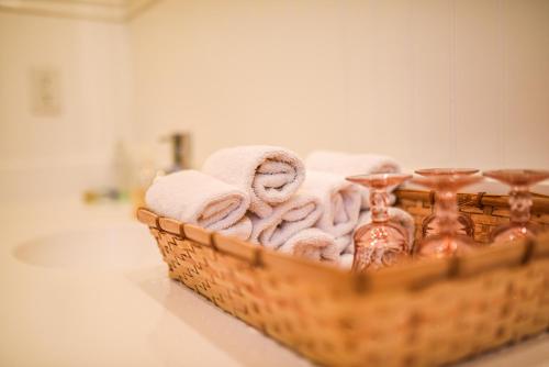 旧金山我的玫瑰园客房住宿加早餐旅馆的浴室内一个柜台上的毛巾篮子