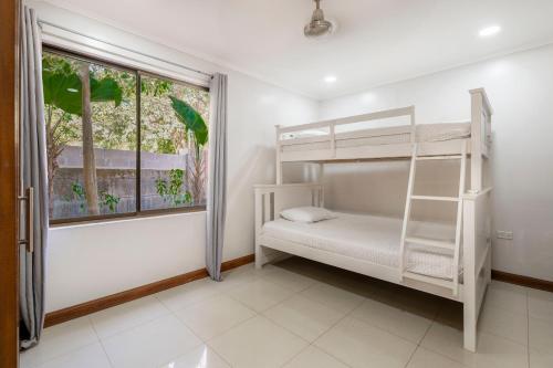 马塔帕洛Casa Mono del Río的一间卧室设有双层床和窗户。