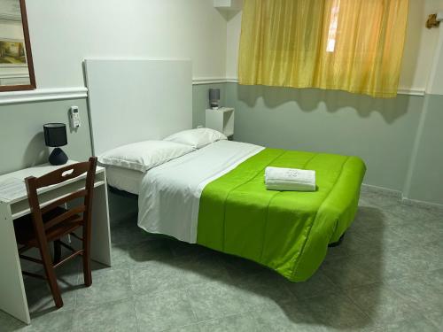 那不勒斯阿罗吉欧德尔康帝酒店的一间卧室配有一张带绿毯的床