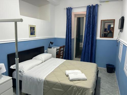 那不勒斯阿罗吉欧德尔康帝酒店的一间卧室配有一张蓝色墙壁的床